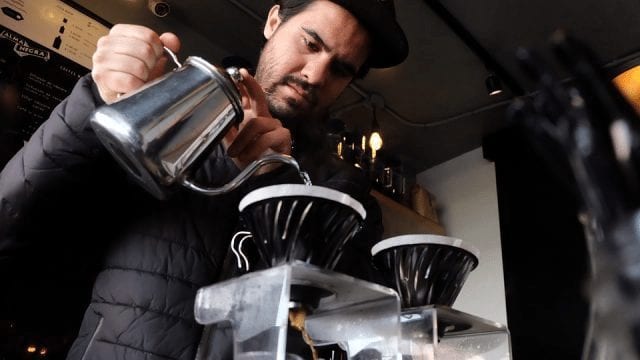 barista preparando una v60