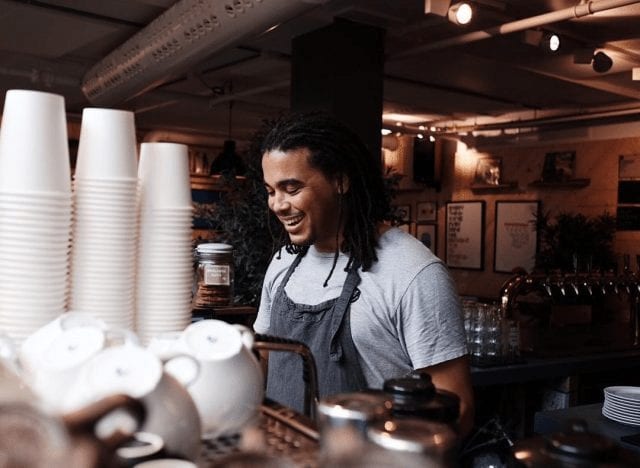 barista en la maquina de espresso