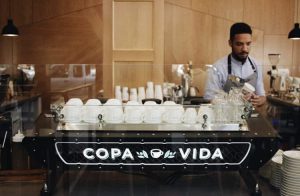 barista detrás de la barra de café