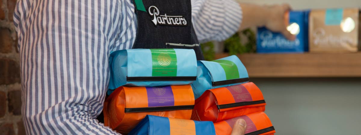 Barista ordenando bolsas de café tostado