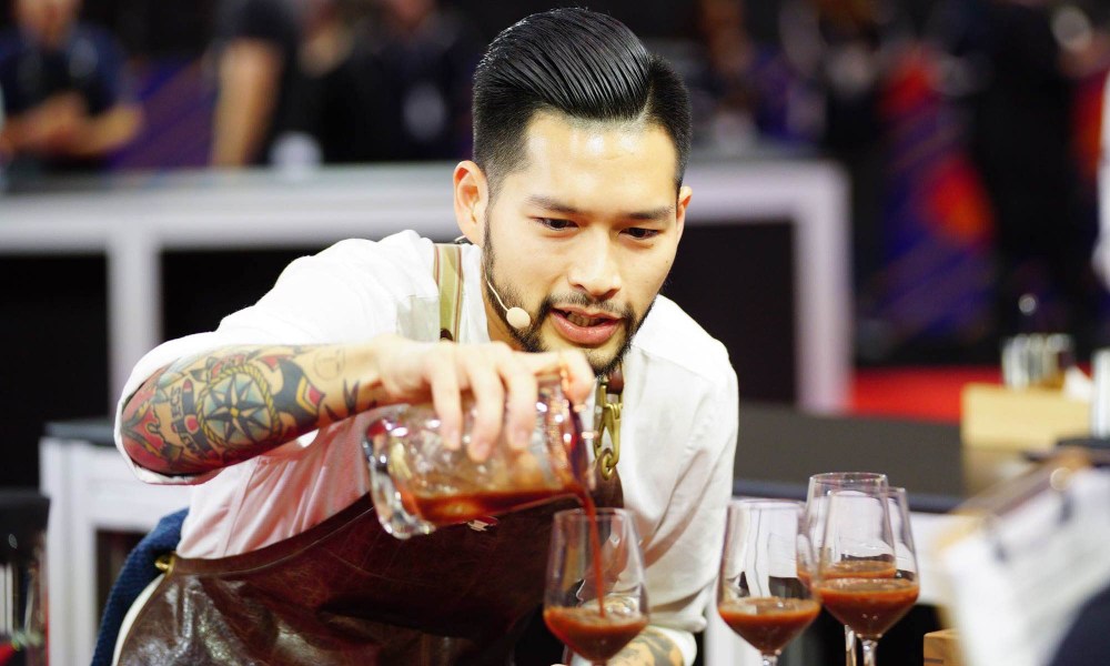 Barista preparando bebidas de autor
