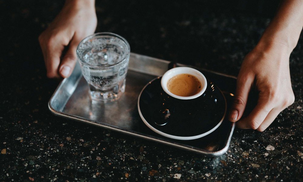 Barista sirviendo espresso