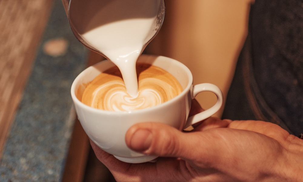 Barista elaborando arte latte