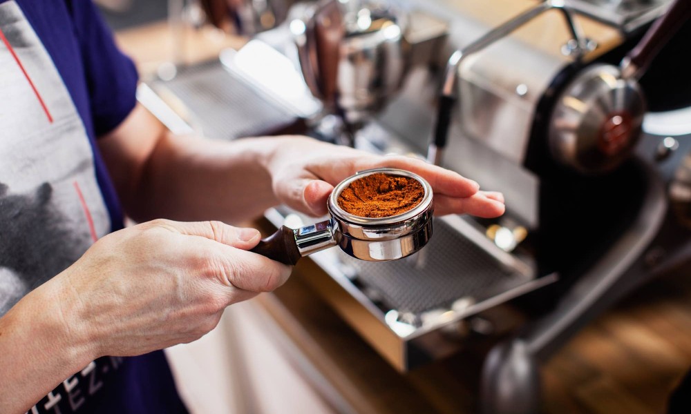 Barista en proceso de preparación de espresso