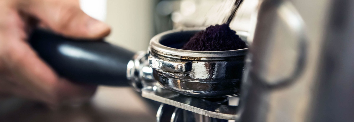 Rociar el café con agua puede mejorar la extracción pero no es precisamente práctico