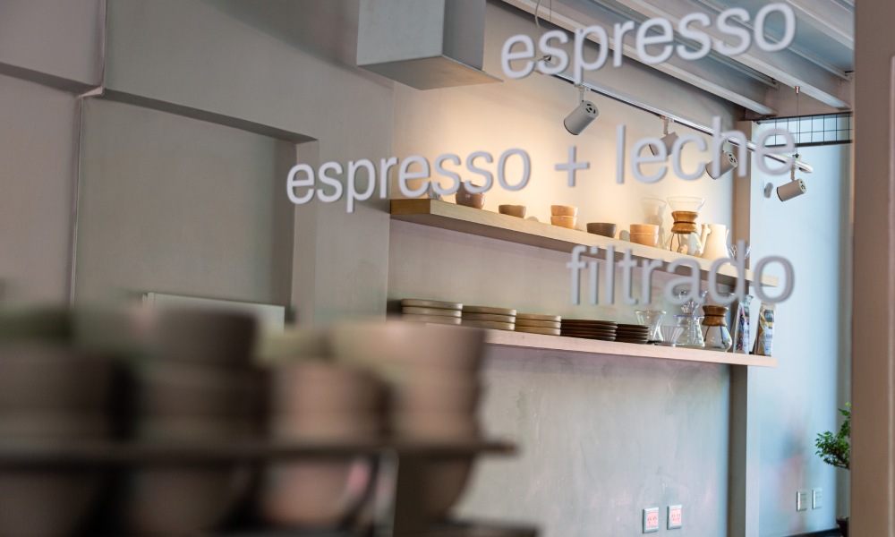 Mostrador en cafetería de especialidad