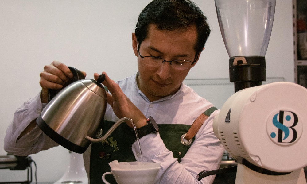 Barista preparando café vertido