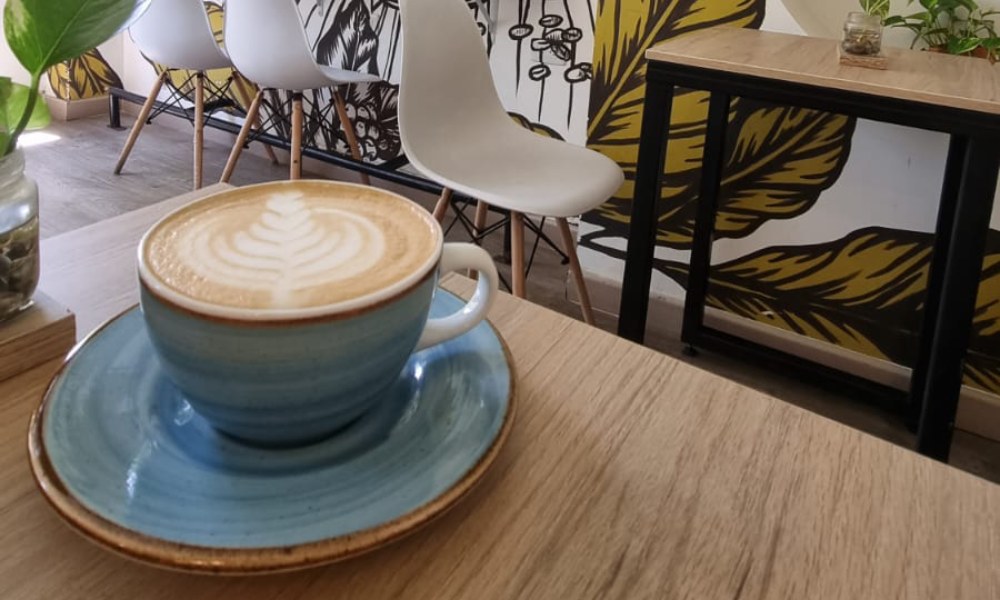 Bebida de café con leche y arte latte