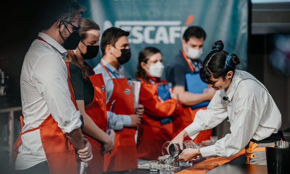 Jueces evaluando rutina de barista