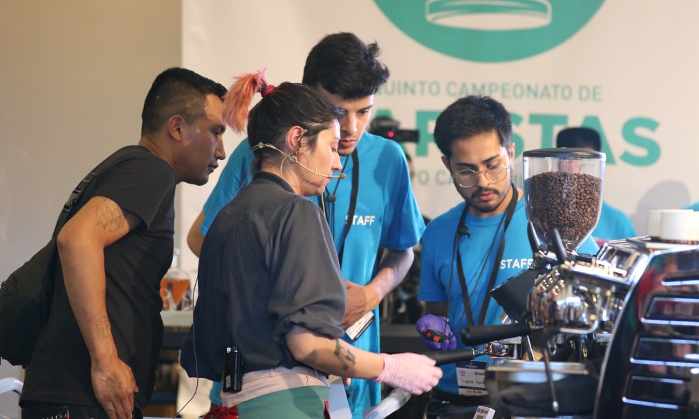Mujer barista en competencia