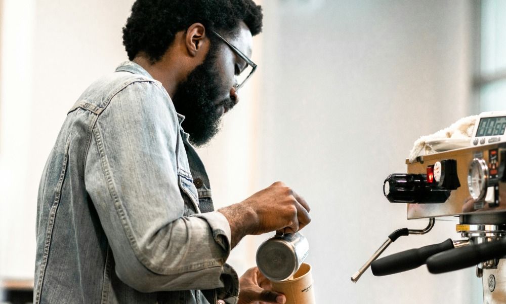 Barista sirviendo bebida de café