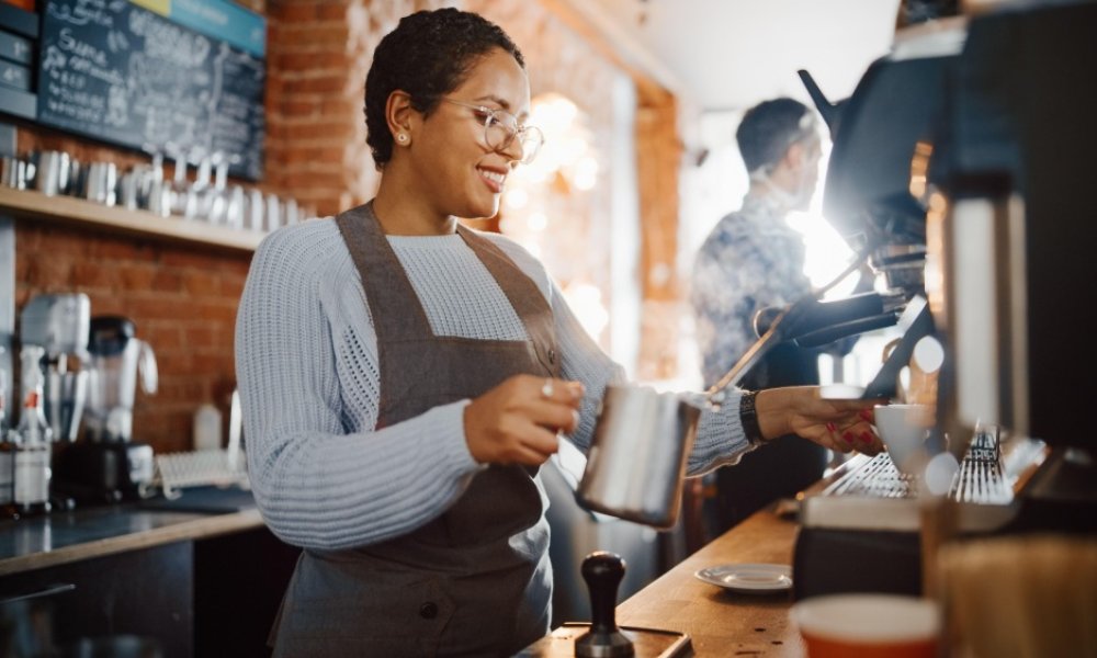 Barista en tienda de café