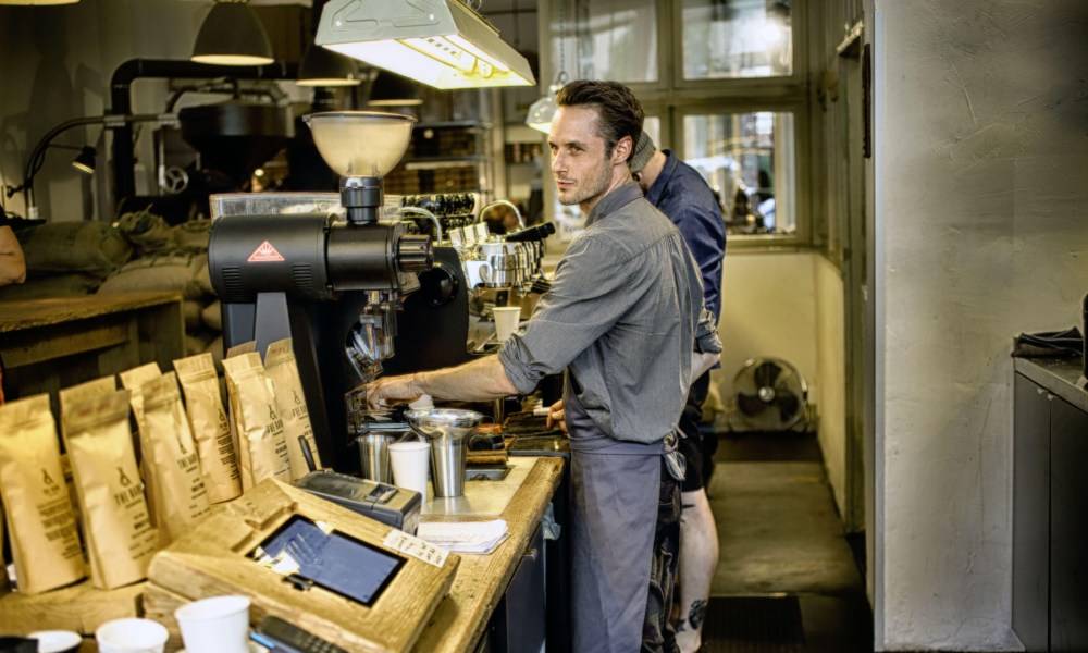 Barista en tienda de café especial