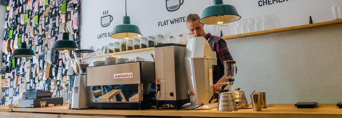 ¿Cómo pueden los tostadores planificar sus menús de café cuando suben los precios?