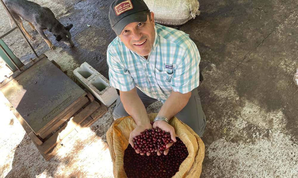 Productor de café en planta de procesamiento