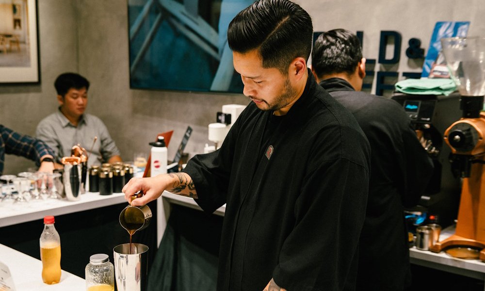 Barista en barra de especialidad