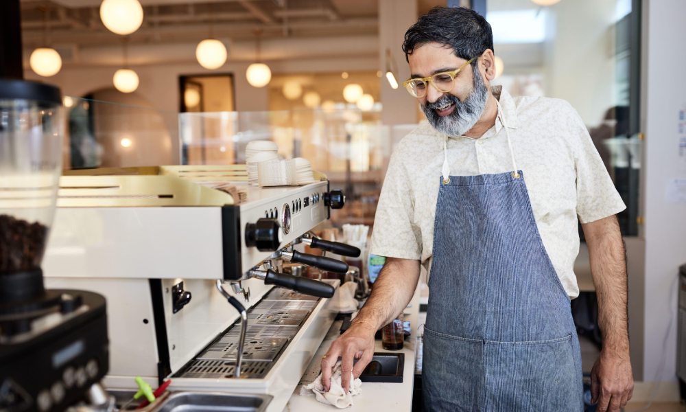 Barista en cafetería de especialidad