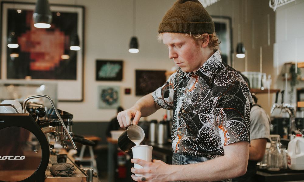 Barista en barra de especialidad