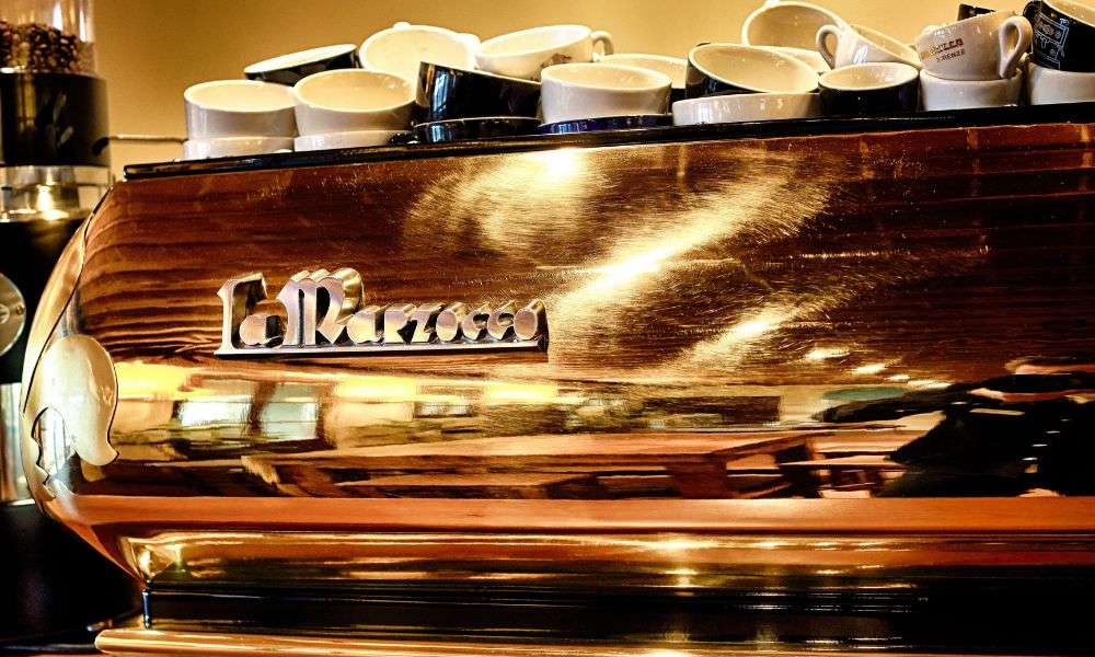 Máquina de espresso en oro