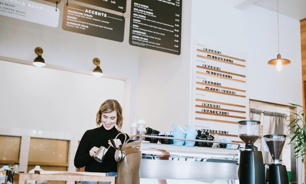 Barista en tienda de café