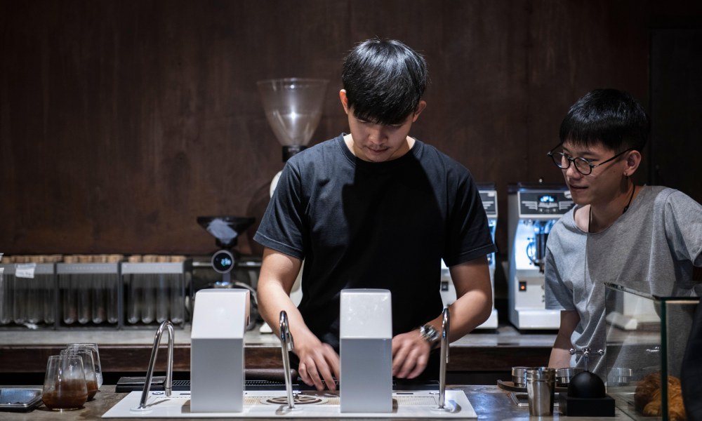 Baristas preparando café