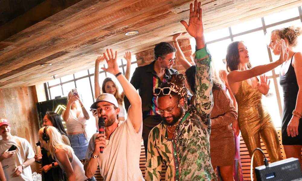 Asistentes a rave de café