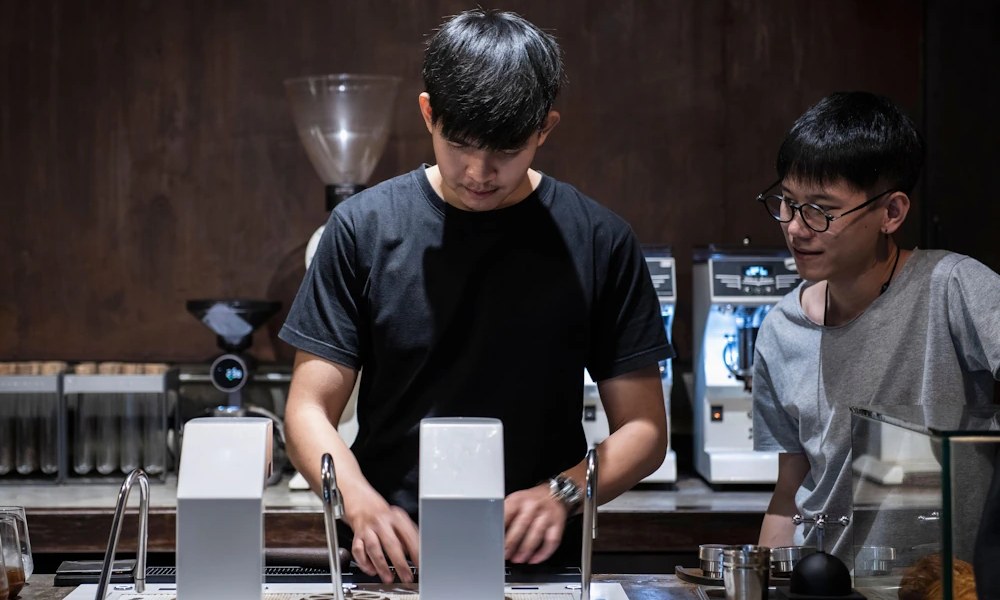 Barista elaborando bebidas