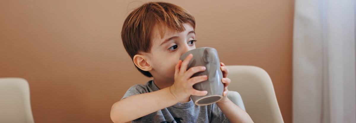 Café, niños y controversias culturales