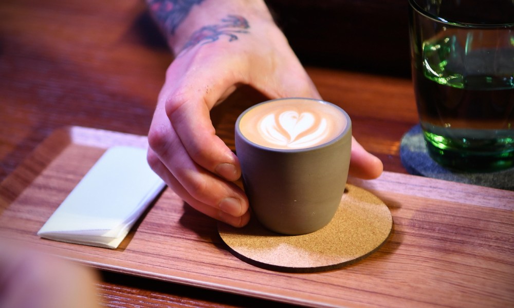 Bebida de café con arte latte