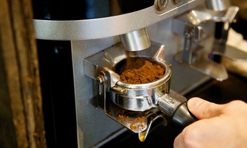 Barista asiático preparando espresso