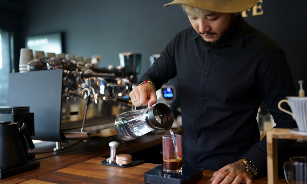 Barista en cafetería de Asia