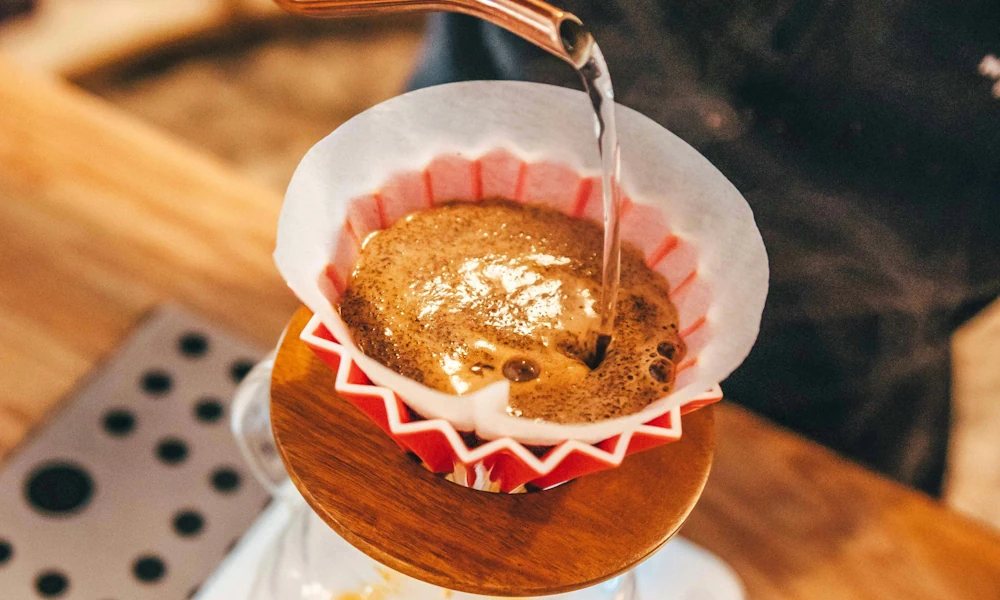 Vertido de café en Origami